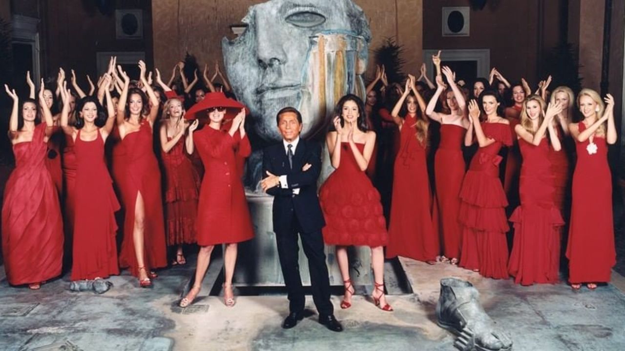 BUEN VIAJE AL EMPERADOR DEL ROJO EN LA ALTA COSTURA
