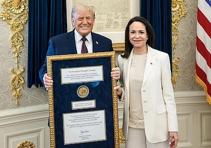 VENEZUELA: TRUMP Y LA MEDALLA DE CORINA… HABLANDO CON DELCY, LA CIA… ¡Y OLÉ!