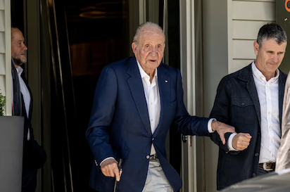 LOS REYES DE ESPAÑA: EL HIJO LE DEJA VOLVER AL PADRE