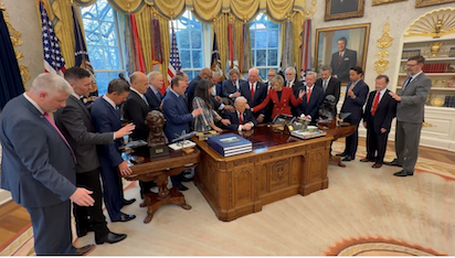 PLEGARIAS POR TRUMP EN EL DESPACHO OVAL… PUES EN EEUU PEGA