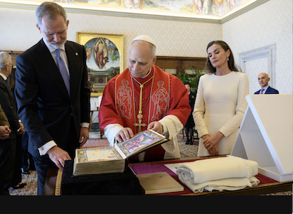 LOS REYES VISITAN AL PAPA… CON LA REINA DE MALA GANA.